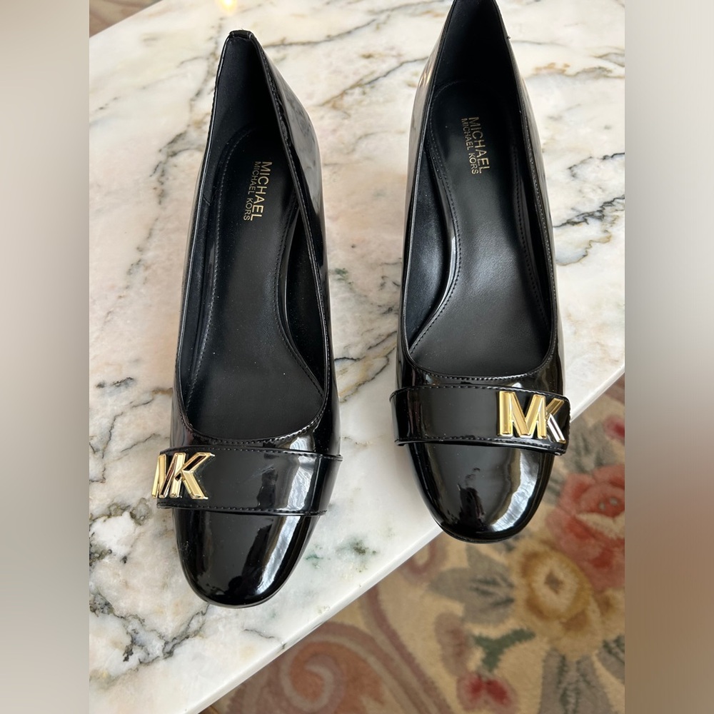 Michael Kors NWOT black patent 2.5” heels
Size 7. BB:261-11